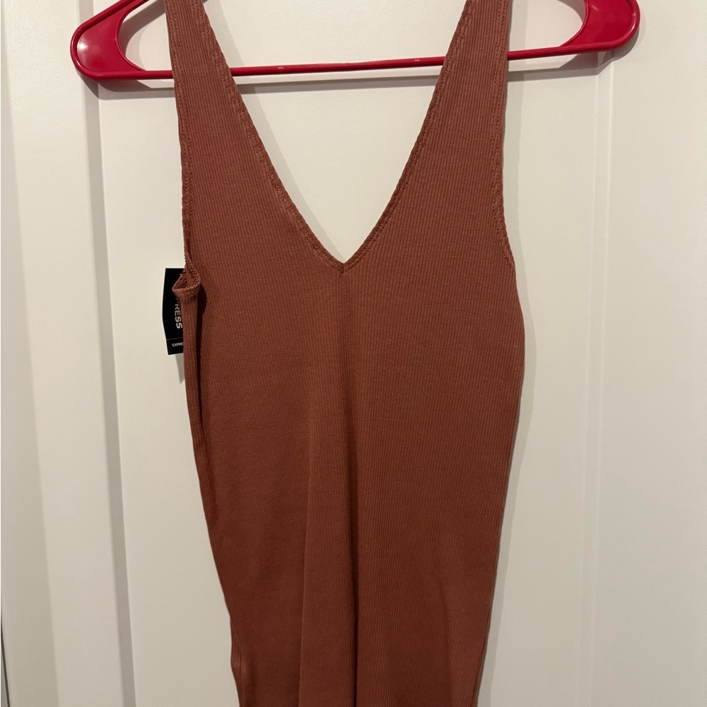 Express Rust Ribbed V-Neck Tank - Picture 2 of 3